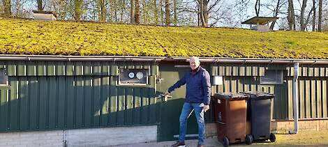 Christiaan Verhoef uit Baambrugge bij zijn oude varkensstal uit 1970