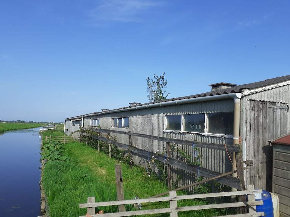 Onno Flipse bespaart voor zijn schoonouders flink wat geld bij het saneren van deze oude varkensstal