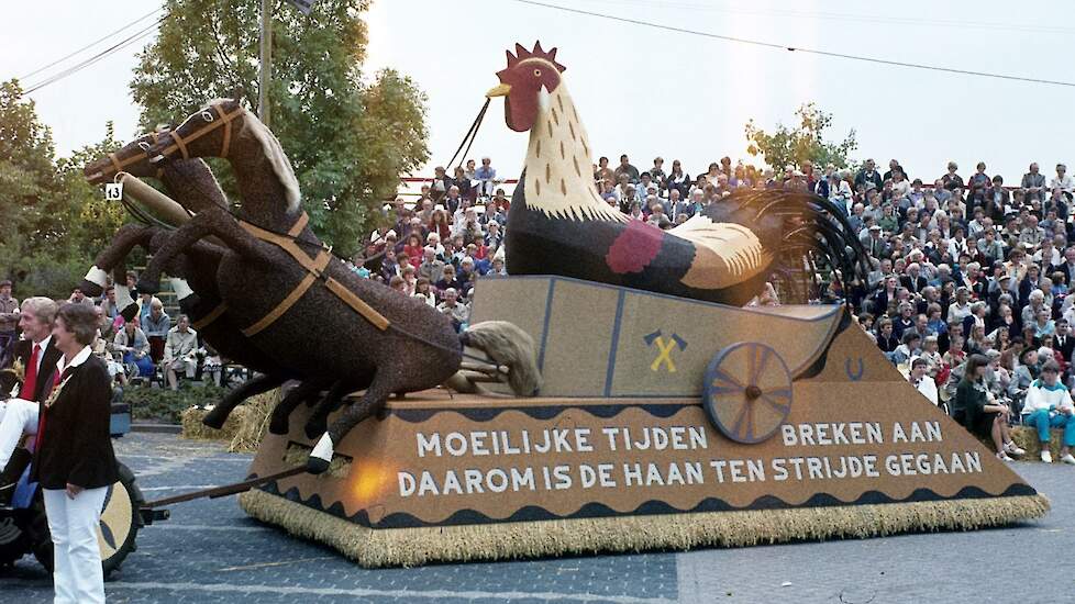 Tijdens het traditionele oogstcorso van Stöppelhaene op de donderdagmiddag zijn er veel met oogstproducten versierde wagens met thema’s uit de landbouw te zien.