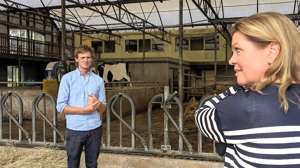 Melkveehouder Guus vertelt minister Van der Wal over de 50 koeien die hij melkt en dat ze bij De Vijfsprong van de 300.000 liter melk 60 procent verwerken tot kaas.