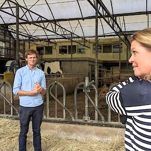 Melkveehouder Guus vertelt minister Van der Wal over de 50 koeien die hij melkt en dat ze bij De Vijfsprong van de 300.000 liter melk 60 procent verwerken tot kaas.
