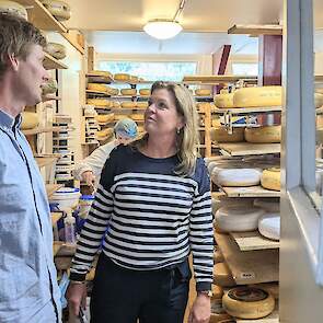 Minister Van der Wal hoort dat 20 procent van hun kaas in eigen winkel wordt verkocht. De rest gaat veelal naar andere boerderijwinkels.