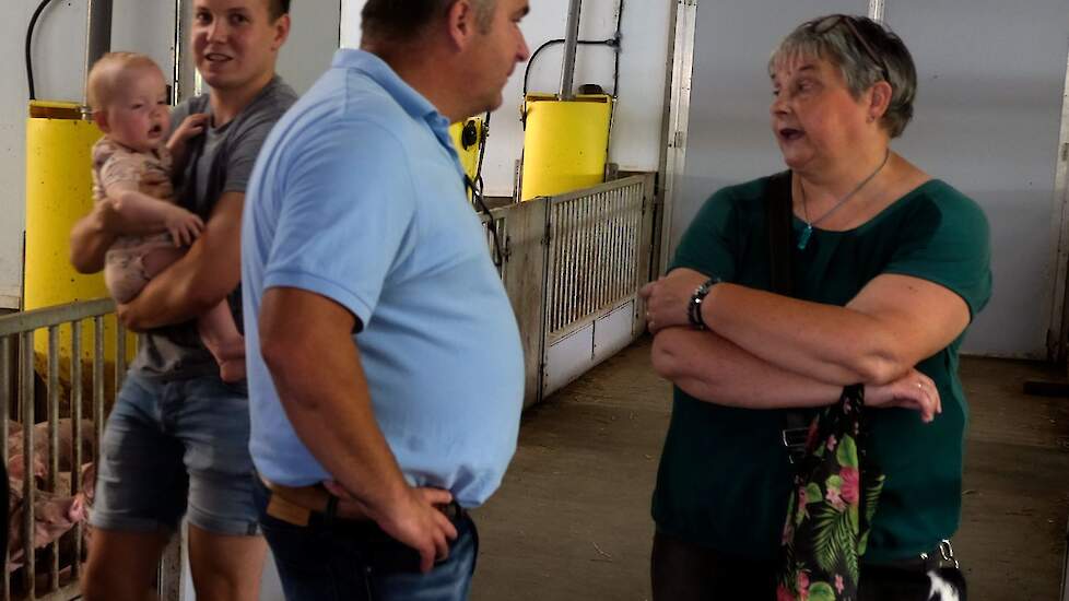 Wroetvarkenshouder Laurens Stevelink in gesprek met een bezoeker