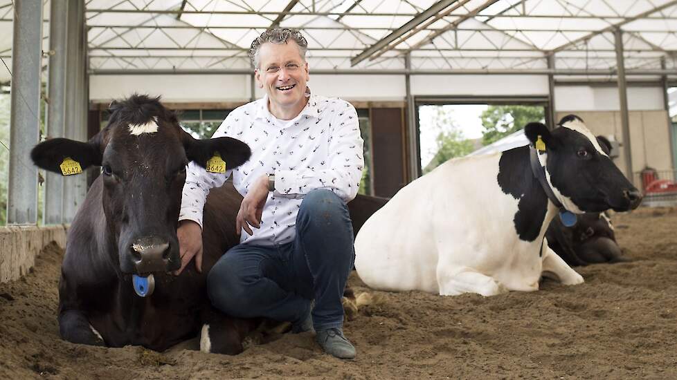 Directeur Henk Hanskamp demonstreert de werking van het drainagezand