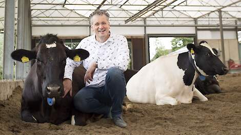 Directeur Henk Hanskamp demonstreert de werking van het drainagezand