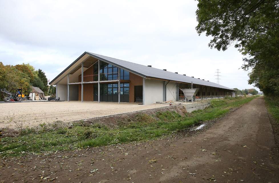 Een nieuwe stal in Didam. Ongeveer de helft van de ruim 50 aanwezige boeren op de VVD-avond wil door.