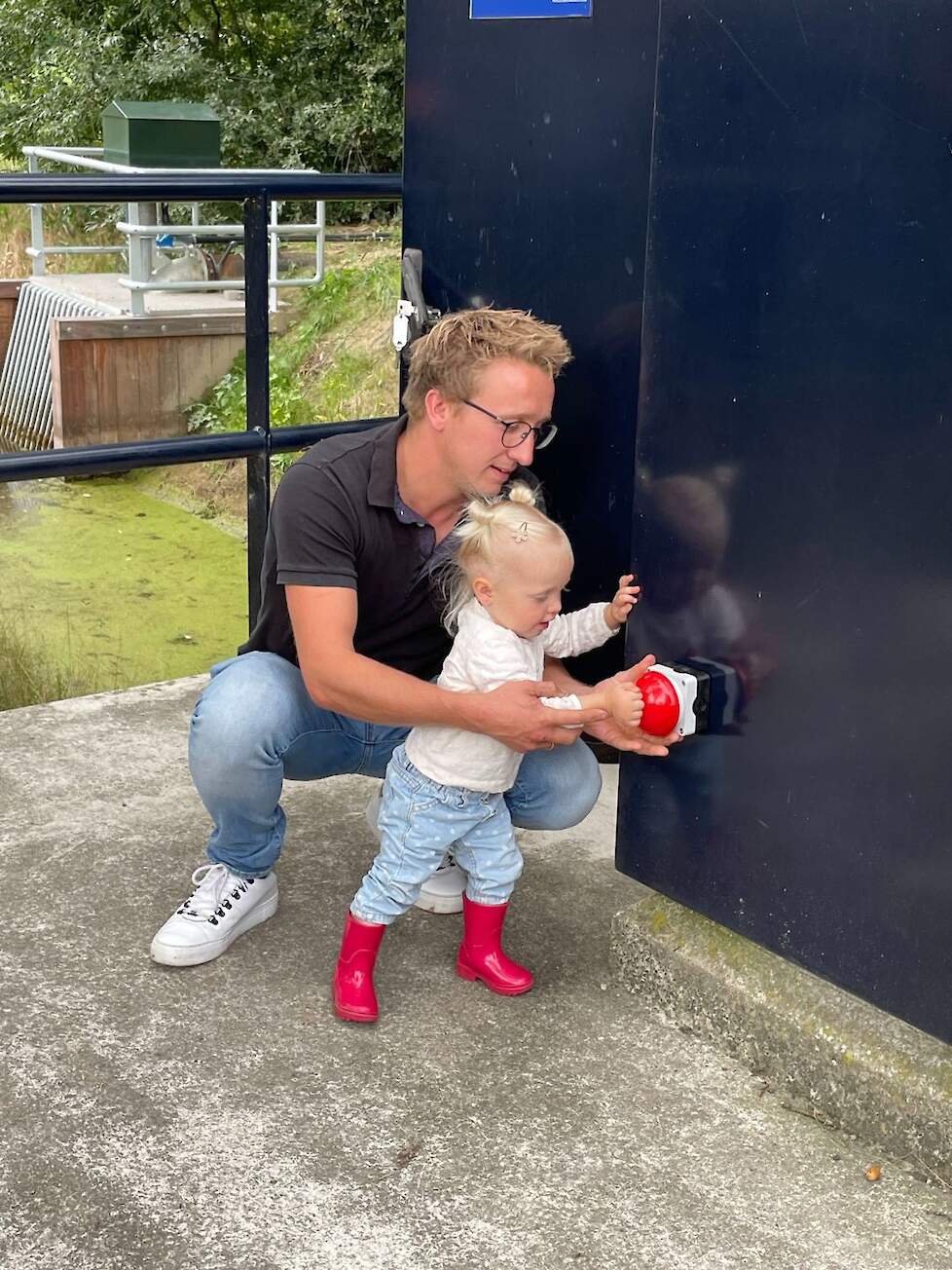 De tweejarige Nina Vosman mocht de starthandeling verrichten van een driejarige proef waarbij er extra water vanuit de Regge naar het gebied Notter, Rectum en Ypelo in de Twentse gemeente Wierden wordt gepompt.