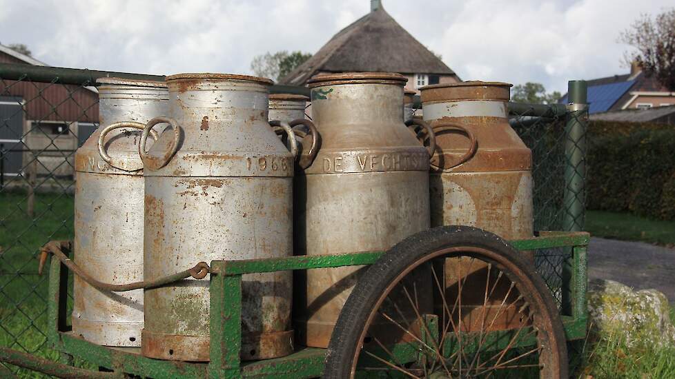 Jakob Ponstein van Stichting Ontdek Staphorst nam contact op met de fabriek die dankbaarheid wil uitstralen naar de oude boeren in het dorp waar tradities graag in ere worden gehouden. Bovendien hoopt hij dat er met de workshop kaasmaken, later op de midd