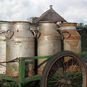 Jakob Ponstein van Stichting Ontdek Staphorst nam contact op met de fabriek die dankbaarheid wil uitstralen naar de oude boeren in het dorp waar tradities graag in ere worden gehouden. Bovendien hoopt hij dat er met de workshop kaasmaken, later op de midd