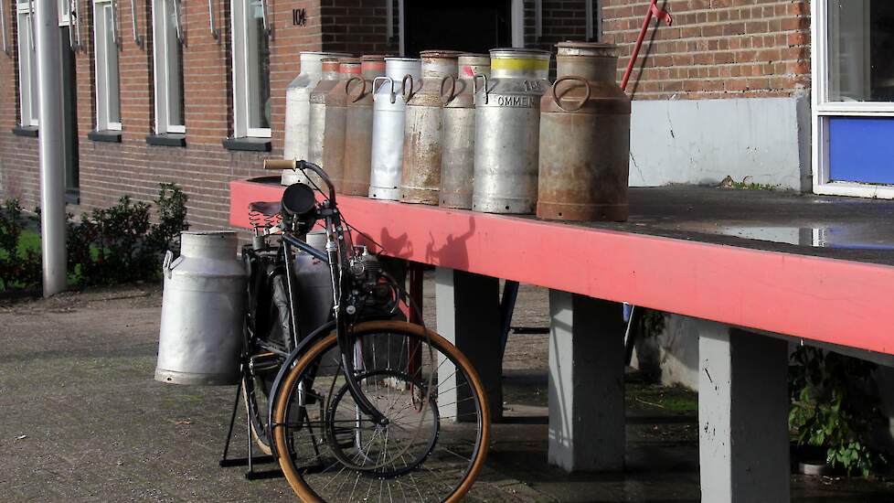 Anekdotes over de hoeveelheid bussen een boer aan de weg zette, klonken op verschillende plekken langs de route. „Het was een soort strijd, had de buurman 10 bussen, dan wilde jij er niet ‘maar 8’ neerzetten. Dan deed je ze wat minder vol.” De melkrijder