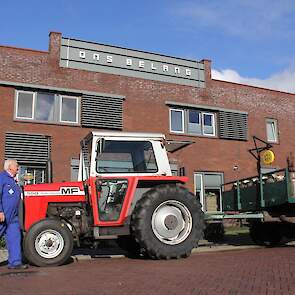 De melkbussen gaan vandaag voor de gelegenheid door naar de Veldschuur, waar een eerste workshop kaas maken plaats vindt. Bij de Rouveense kaasfabriek werden de opgehaalde bussen op het bordes gezet. De oude stoomfluit klonk nog een keer.