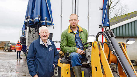 Hessel Bouma naast franchisenemer Reinder Visscher in Hoornsterzwaag (FR). „De overstap van medewerkers naar franchisers was de beste ondernemerskeuze van mijn leven”, zegt Bouma.