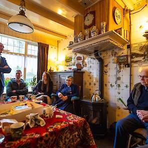 Klaas Hokse, directeur van coöperatie Rouveen Kaasspecialiteiten (links staand), bedankt Klaasje en Harm Bisschop voor hun 62 jaar trouwe lidmaatschap.