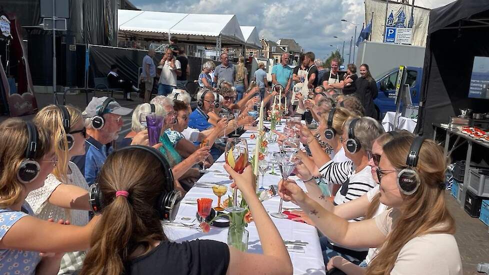 Via de koptelefoon kregen de bezoekers uitleg over de herkomst van het voedsel op hun bord.