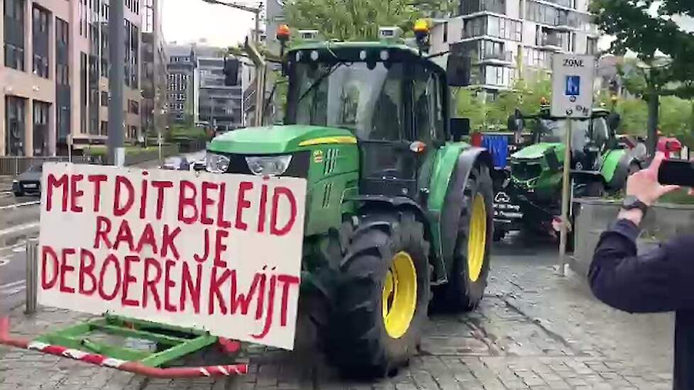 Trekkers verlaten het Jean Reyplein in Brussel na protest NMV en Agractie.