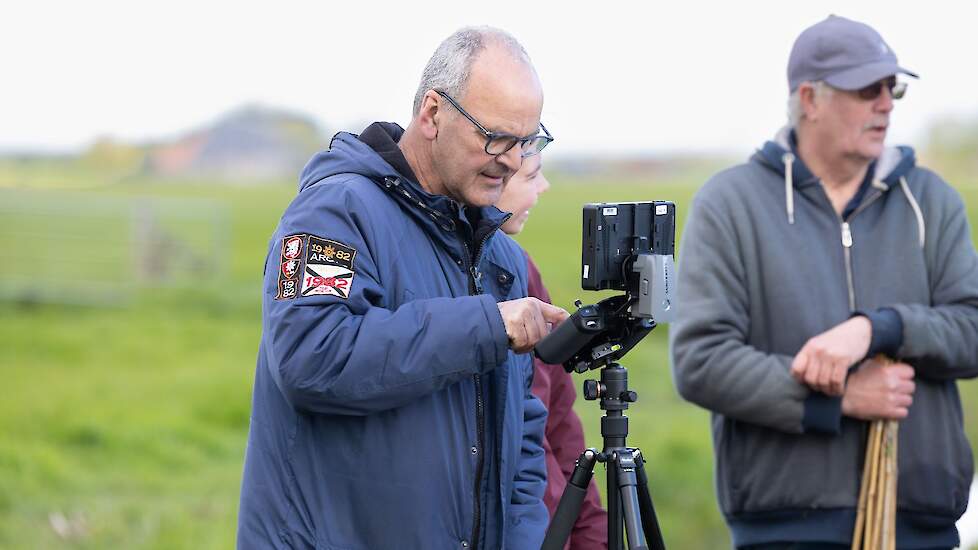 Vrijwilliger Piet controleert de instellingen van de drone. Hij weet het meeste over het vliegen met de drone en leert dat nu ook aan andere vrijwilligers.