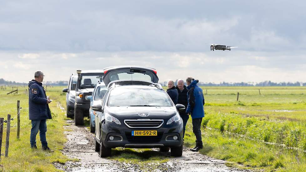 De vrijwilligersgroep van de Blankenhammerpolder heeft zich om kwart over zes in de ochtend verzameld om nesten te gaan zoeken met de drone. Inmiddels zijn ze al een paar uur verder in hun zoektocht.
