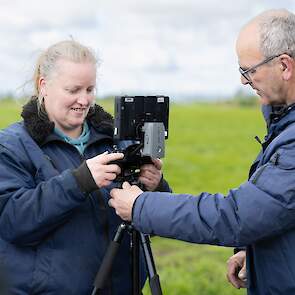Melkveehoudster Karin Hakvoort is een van de vrijwilligers die het dronen aan het leren is, en inmiddels al aardig in de vingers heeft. Karin was dit jaar de gelukkige vindster van het eerste Kievitsei van Flevoland.