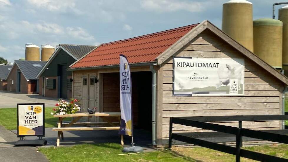 Een gedeelte van de verkoopafdeling van Esbro was onlangs op werkbezoek bij familie Heusinkveld in Vinkenbuurt (OV). De familie neemt deel aan het ‘Kip van hier’-concept van GroenlandGroup.