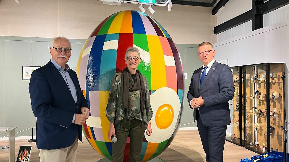 De onthulling van het kunstwerk 'Spiegelei'. V.l.n.r: Asje van Dijk (voorzitter WereldEiDagen, Harold Zoet (gedeputeerde) en Hanny van Ee (kunstenares).