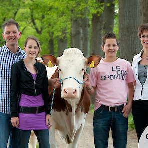 Een trotse familie met hun eerste Fleckvieh koe.