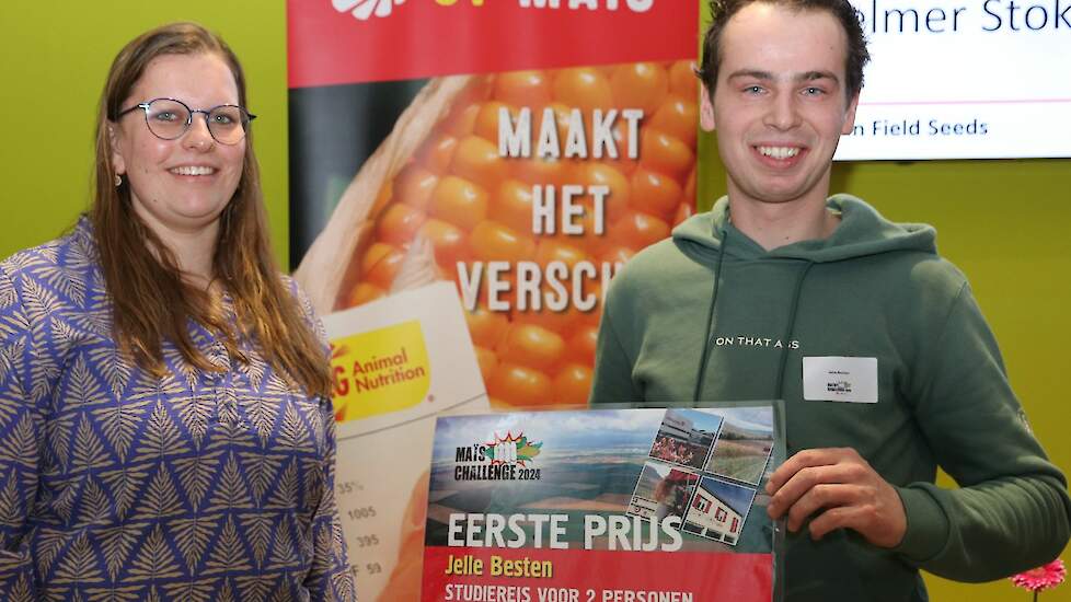 Jelle Besten ontvangt de eerste prijs uit handen van oud-winnaar Gerjanne van Ginkel.