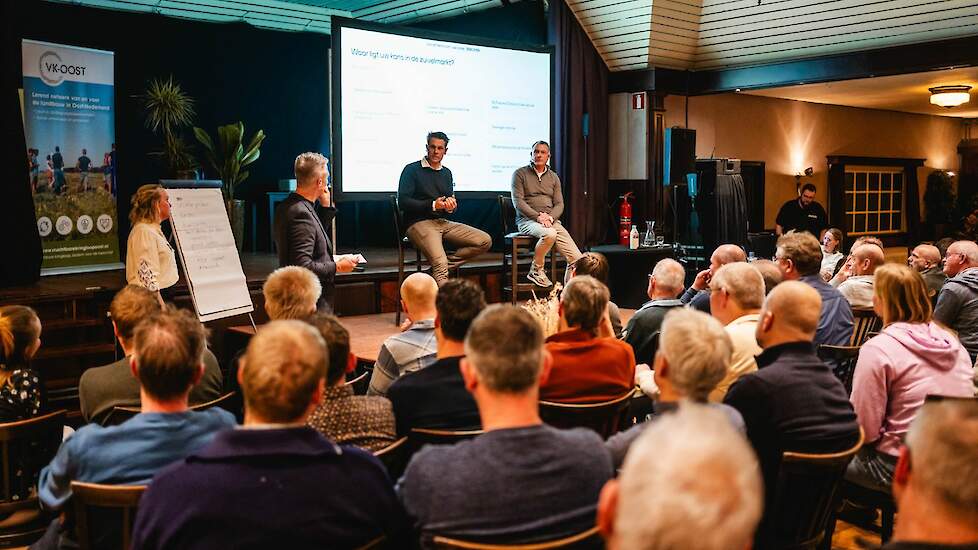 Op het podium zittend: links melkveehouder Nils den Besten, lid van het hoofdbestuur van coöperatie FrieslandCampina, en rechts Gerard Schlingmann, sales- en marketingexpert en lid van boerderijzuivelcoöperatie Zuco.