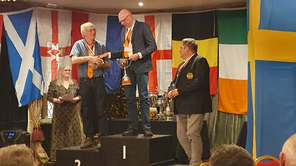 Henry Navis feliciteert de nummer 1.