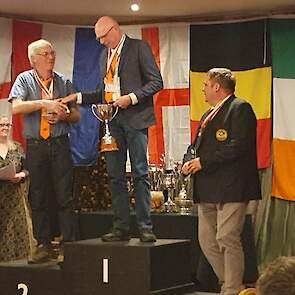 Henry Navis feliciteert de nummer 1.