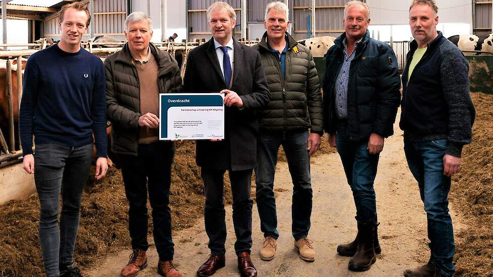 Gedeputeerde Maurits von Martels (midden) met vertegenwoordigers van de drie collectieven en de veehouders van de maatschap in Wijhe, vader en zoon Zwier (rechts op de foto) en Tom Brinkhuis (links).