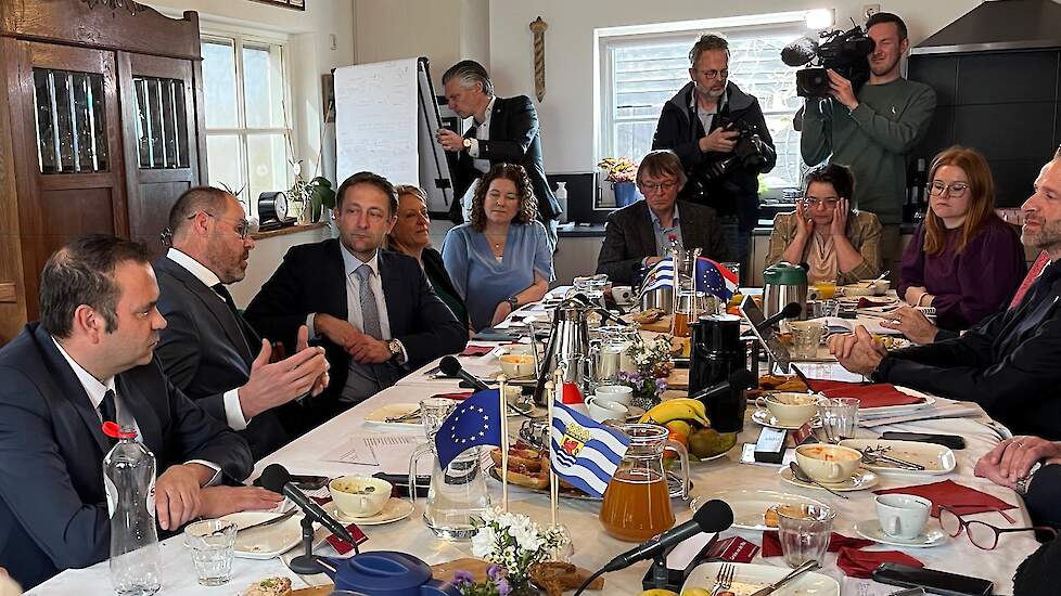 Christophe Hansen (derde van links) luistert naar Zeeuws gedeputeerde Arno Vael. Andere aanwezigen zijn Esther de Lange, Anne-Marijke Podt, Eline Vedder, Marleen van Oorschot en Hugo de Jonge