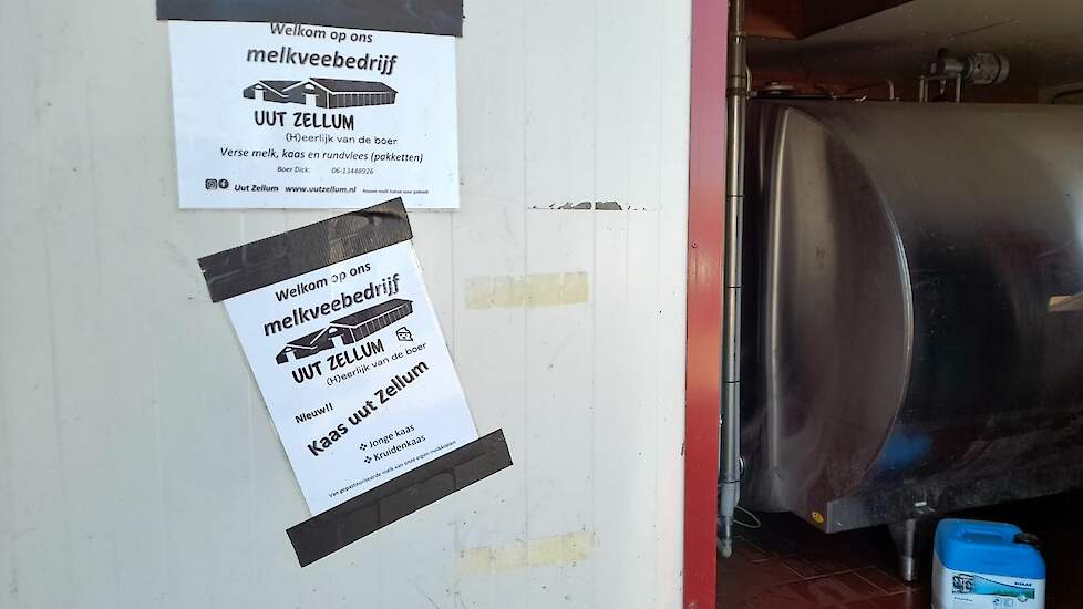 Bij het tanklokaal hangen flyers om de klanten welkom te heten.