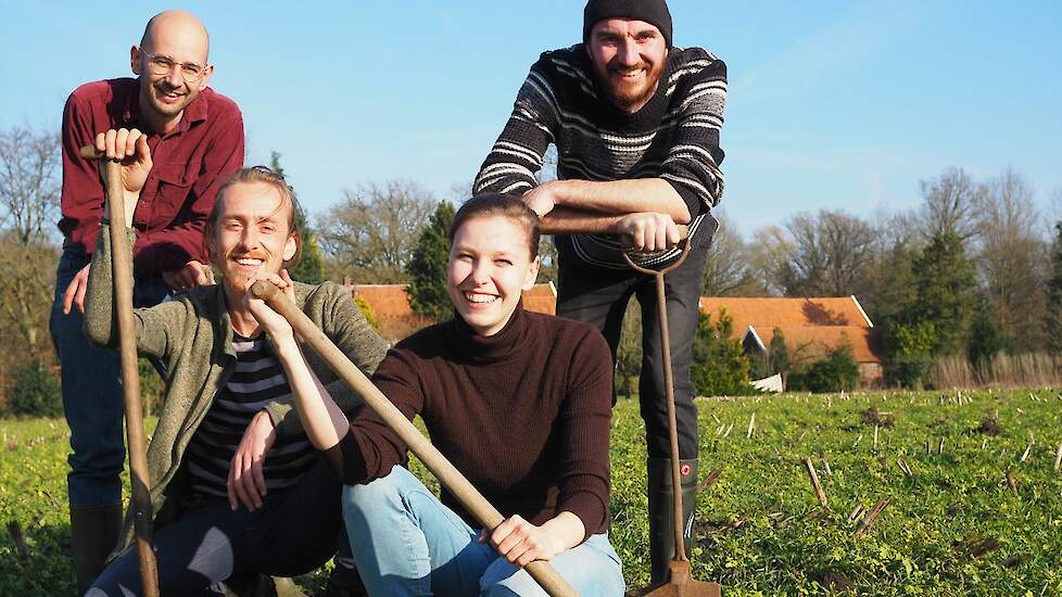 De boeren en medewerkers van boerderij De Wieckse. Vlnr. Rik Zweers, Frans de Vries, Annelieke de Vries-Tielbeek en Boaz Beeuwkes.