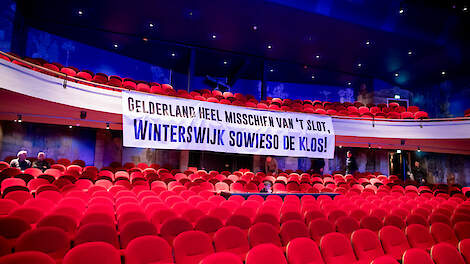 Dit spandoek dat voor aanvang in de zaal werd opgehangen, laat aan duidelijkheid niets te wensen over. Winterswijkers voelen zich geslachtofferd voor de rest van Gelderland.