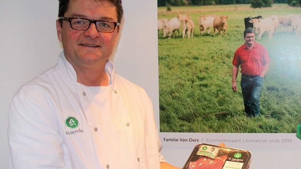 De slager met op de achtergrond zijn broer, de boer die de Blonde d’Aquitaine runderen levert. Het St. Hendrick biologische rundvlees is volgens slager Henk van Oers puur vlees zonder poespas. De goedlachse oprichter van de Groene Weg deelt op de beurs le