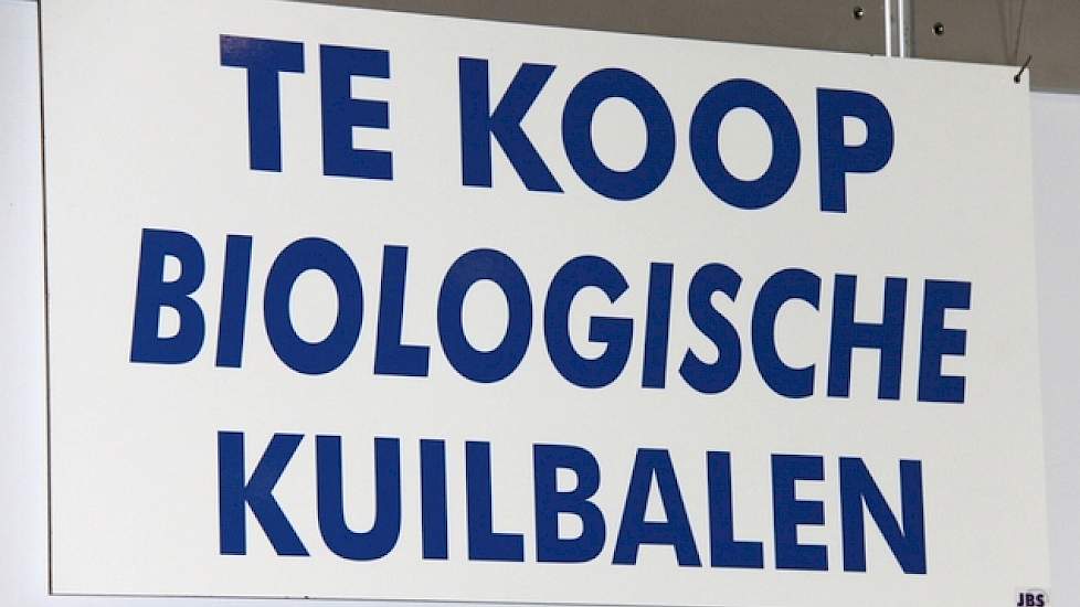 Terwijl bij Agrico gastspreker Ad Verhage over Bioselect verhaalt, proeven bezoekers elders van sambal en paté. Op de Biovak zijn ook balen te koop. Efficient omgaan met stikstof is een ander idee dat leeft op de beurs; Arjan Biesheuvel van Clause prijst