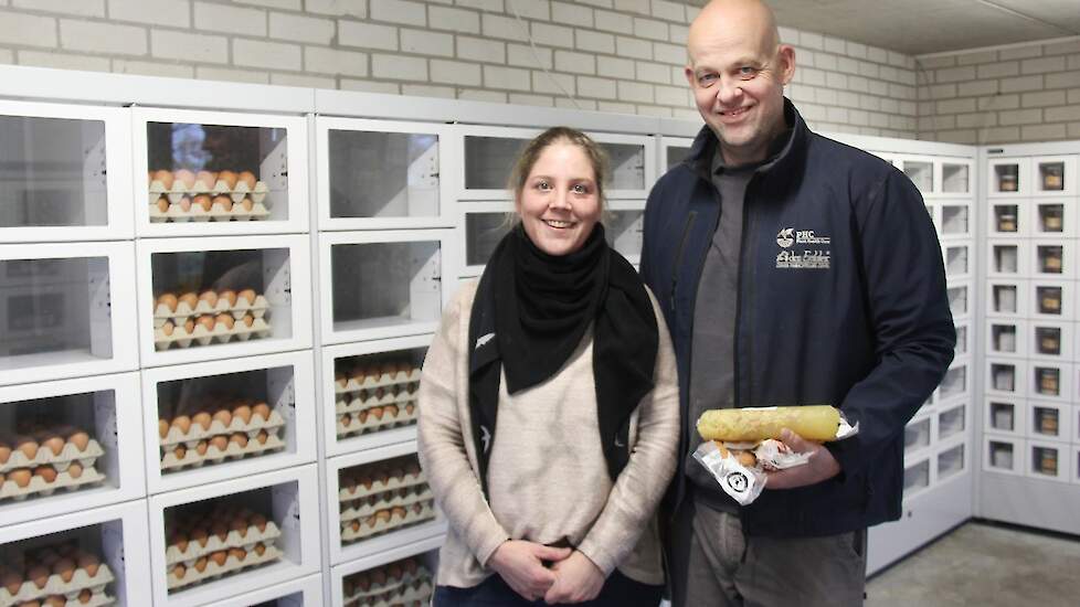 Roy Tomesen naast zijn vrouw Maud bij hun eierautomaat.