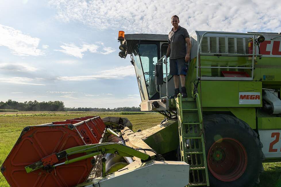 Wouter Vierboom op zijn maaidorser.