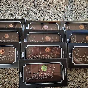 De chocladetabletten liggen klaar om uitgedeeld te worden aan de medewerkers.