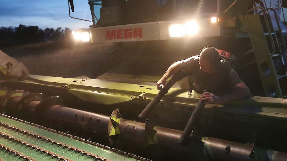 Wouter Vierboom, gangbaar akkerbouwer die het oogsten voor zijn rekening nam, is zijn combine voor het laatst dit jaar aan het schoonmaken.