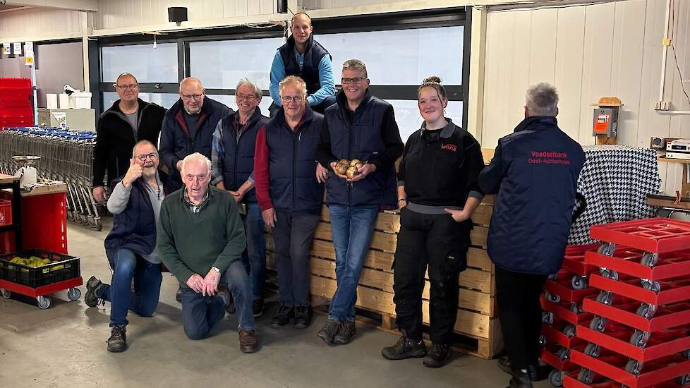 Loonbedrijf Wopa uit Zieuwent doneert 1.000 kilo uien en 1.200 kilo aardappelen aan voedselbank