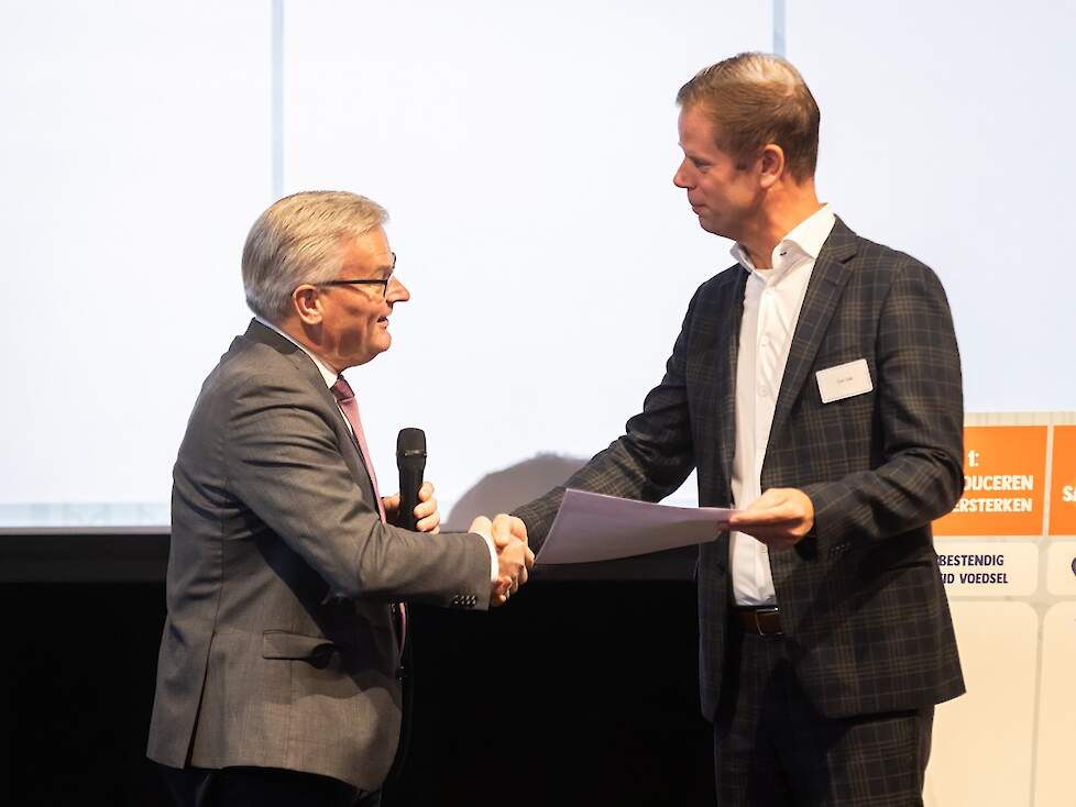 Gedeputeerde Gert Harm ten Bolscher ontvangt het manifest