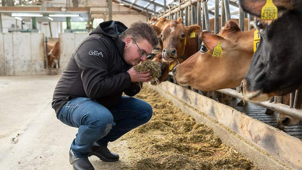 Gijs Winters is onder de indruk van de mengkwaliteit van de voerrobot.