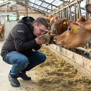 Gijs Winters is onder de indruk van de mengkwaliteit van de voerrobot.