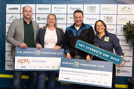 Links de familie Brouwer, rechts de familie Knijp.