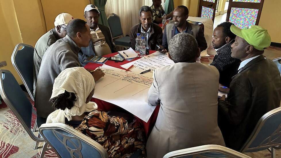 De deelnemers in overleg.