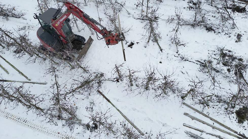 Fotoserie: Doorwerken in de sneeuw, loonwerker werkt duizend betonnen palen tegen de grond in boomga
