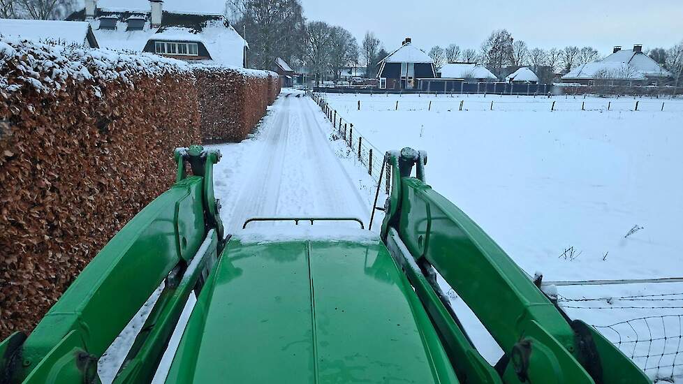 Veehouder Edwin Sengers twee uur in touw als sneeuwschuiver in en rond Alverna