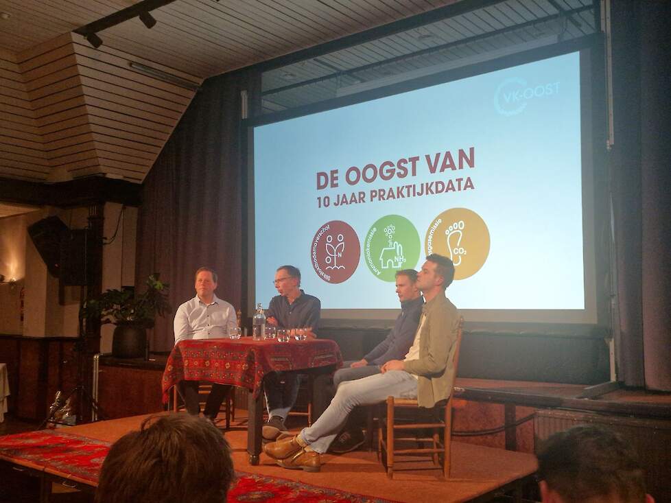 De vier kampioenen lichten hun resultaten toe aan een bomvolle zaal waar 250 personen aanwezig waren.