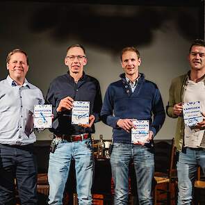 De vier leden-melkveehouders met langjarige bovengemiddelde resultaten werden gehuldigd als VK-Oost-kampioenen.